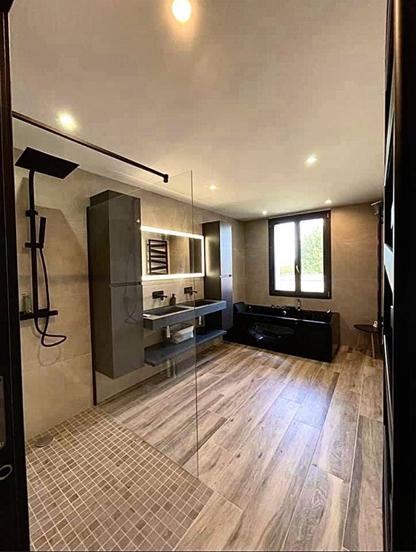 salle de bain renovee clair