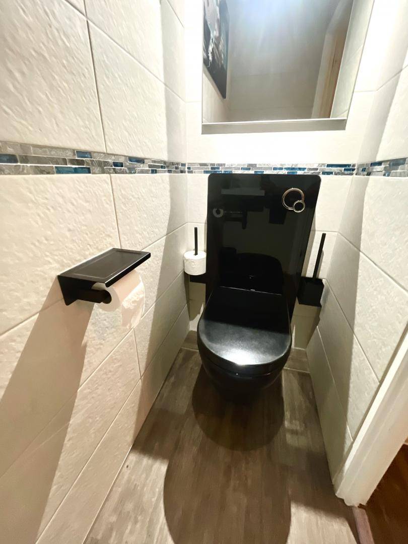 salle de bain renovee epuree